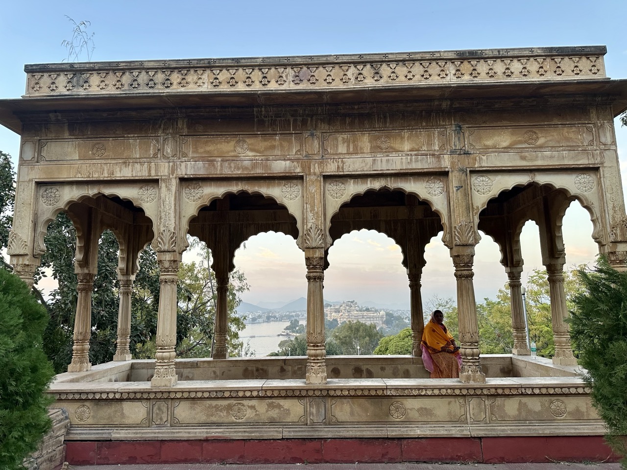 Pavillon über dem See in Udaipur