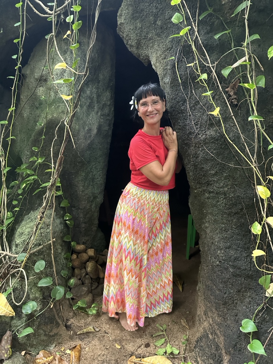 Birgit im Eingang einer Felsenhöhle