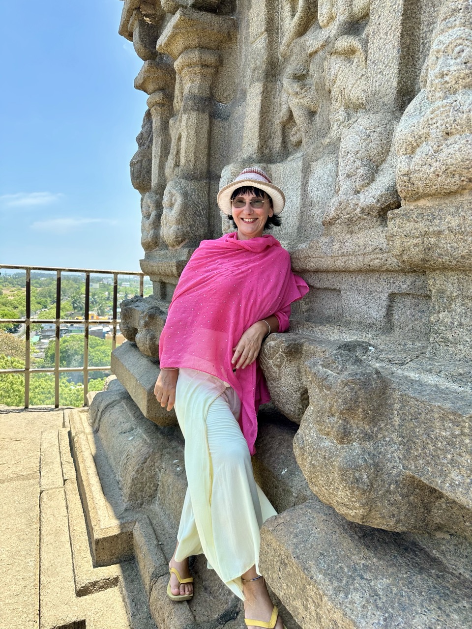 Birgit an einem Tempel in Indien
