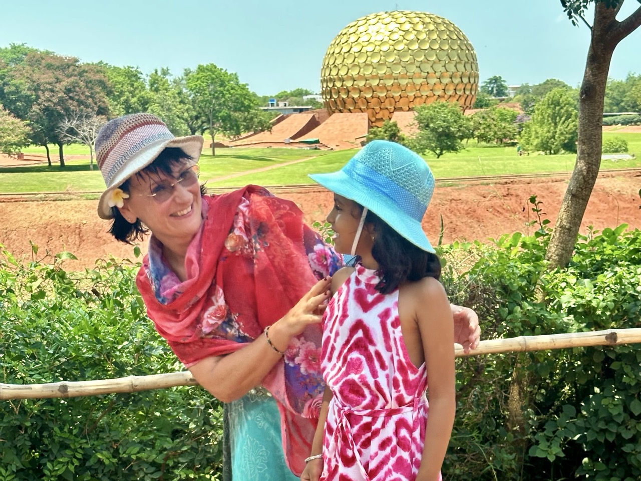 Birgit mit einem Mädchen vor dem Matrimandir